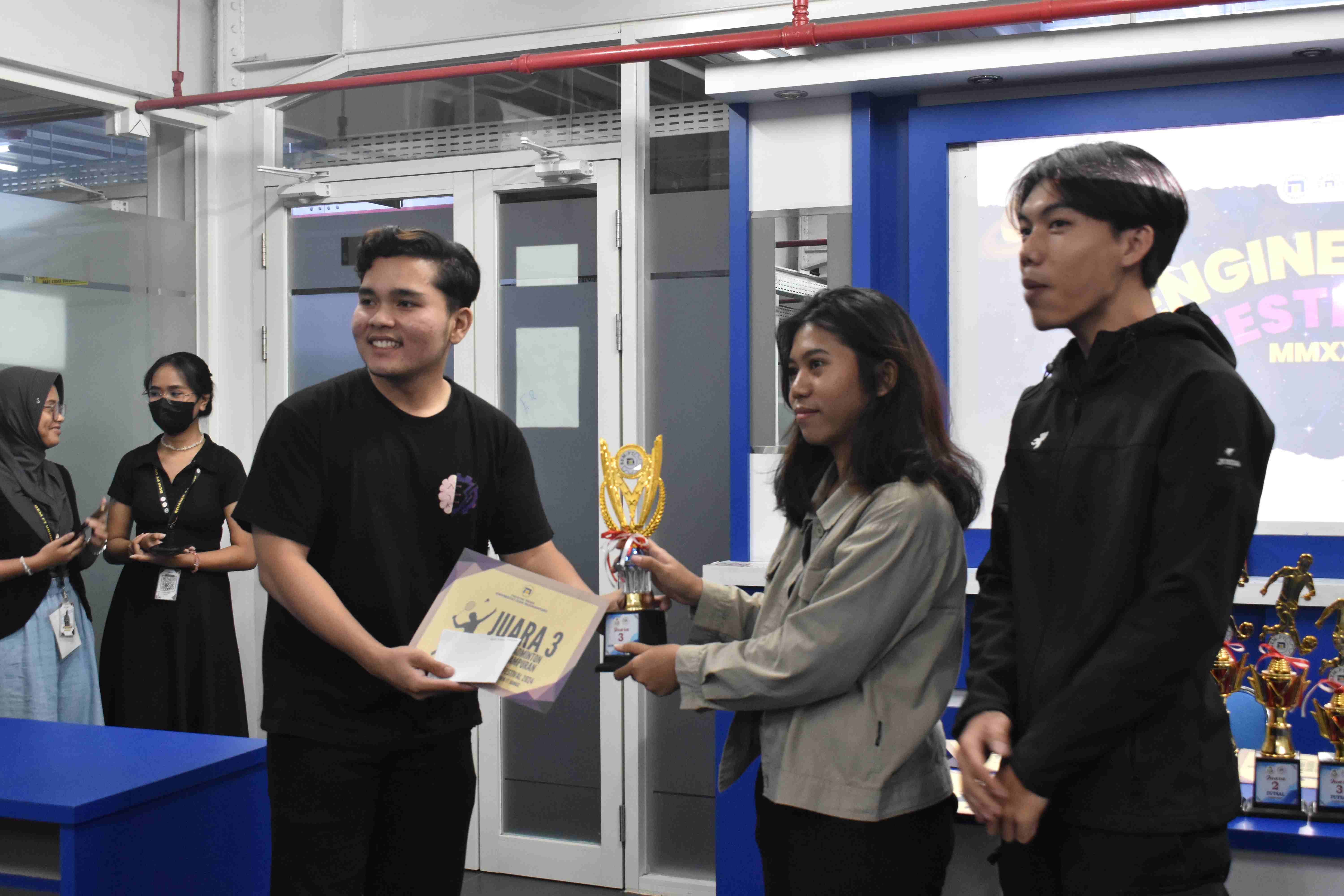 Penyerahan Piala Juara 3 Badminton Campuran